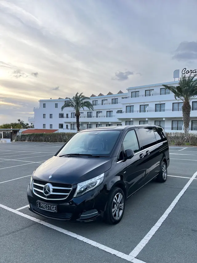 2017 Mercedes-Benz V220d Long — photo 1 of 12