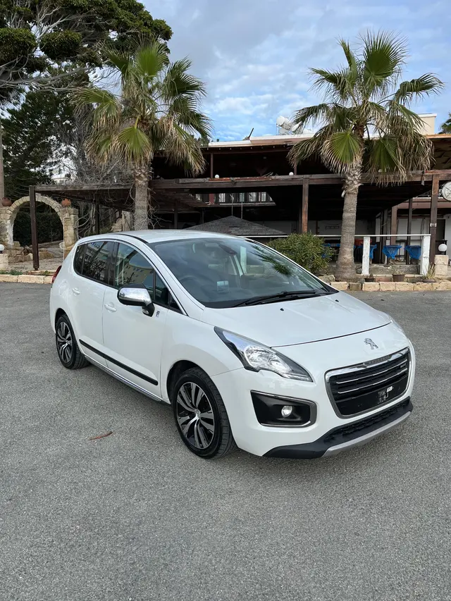 2015 Peugeot 3008 Hybrid4 — photo 1 of 8