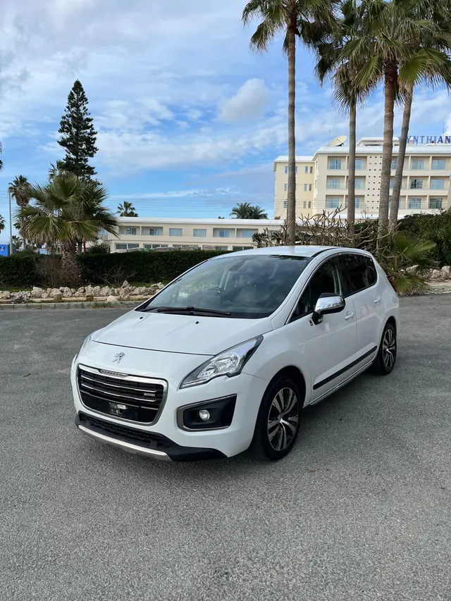 2015 Peugeot 3008 Hybrid4 — photo 2 of 8