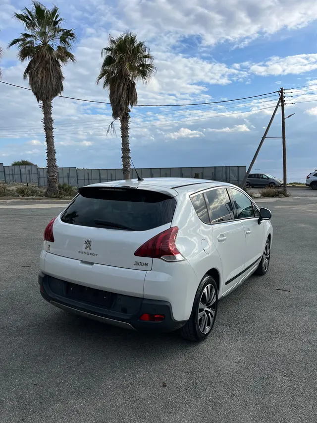 2015 Peugeot 3008 Hybrid4 — photo 4 of 8