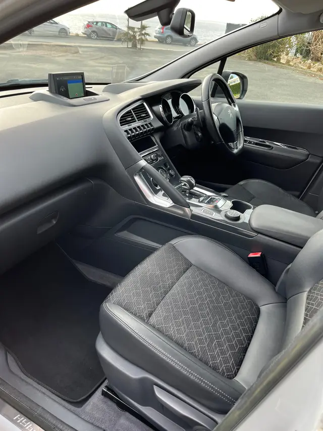2015 Peugeot 3008 Hybrid4 — photo 5 of 8