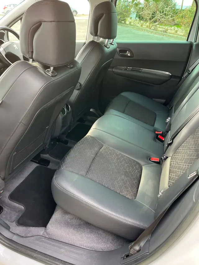 2015 Peugeot 3008 Hybrid4 — photo 8 of 8