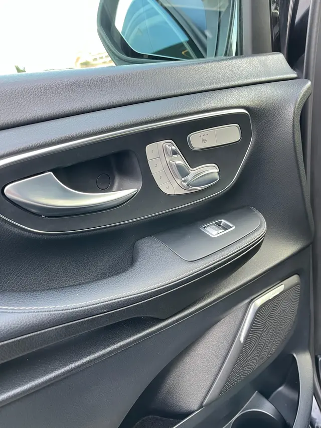 2017 Mercedes-Benz V220d Long — photo 11 of 12